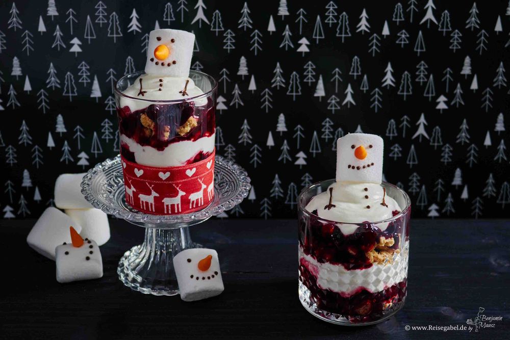 Rezeptbild: Winterliches Schichtdessert mit Schneemann