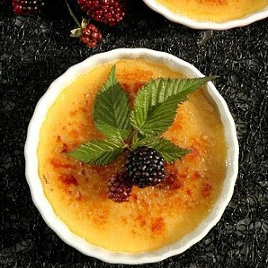 Rezeptbild: Crème brûlée mit Holunderblüten-Sirup mit Brombeer-Kompott