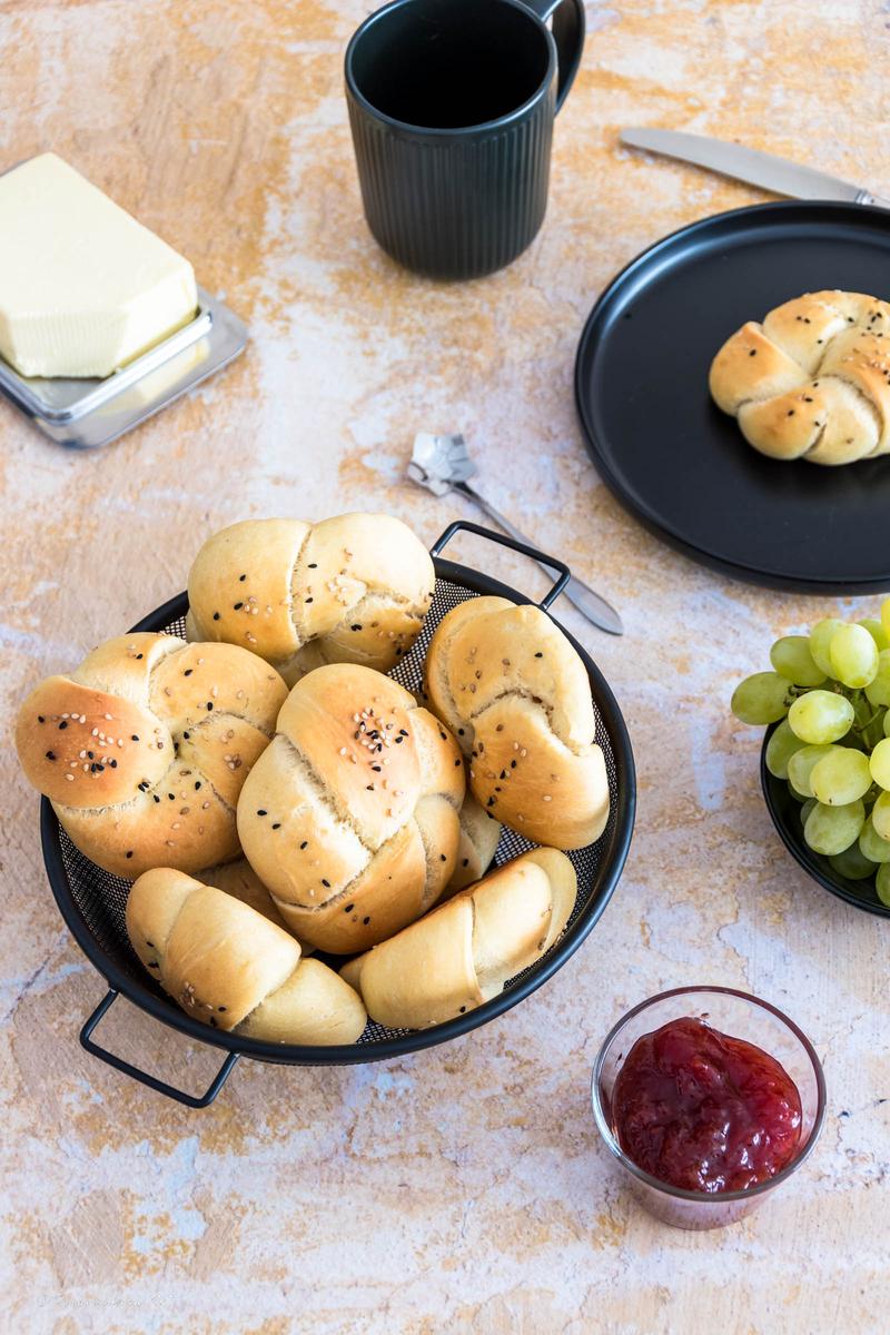 Rezeptbild: Schnelle Hefeknoten zum Frühstück