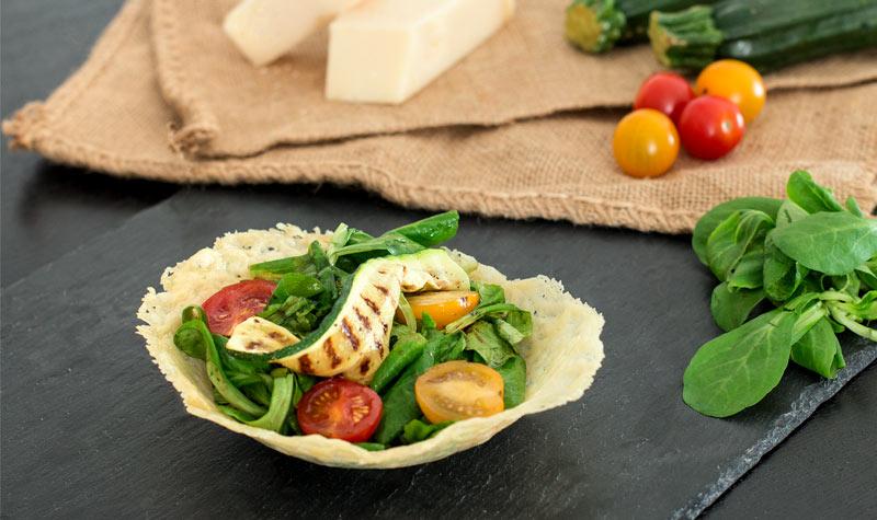 Rezeptbild: Sommersalat in der Parmesanschale