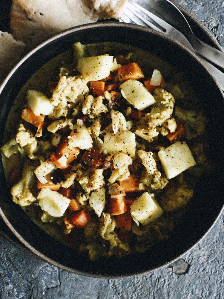 Rezeptbild: BLUMENKOHL-PANEER-CURRY MIT SÜSSKARTOFFEL