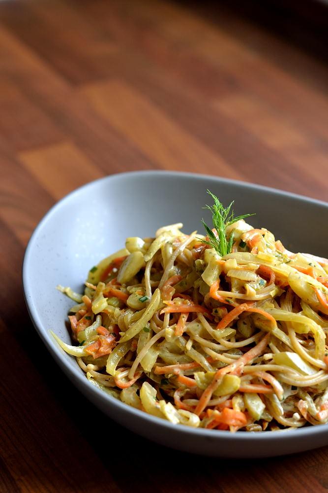 Rezeptbild: Spaghetti mit karamellisiertem Fenchel, Karotten und Ziegenkäse