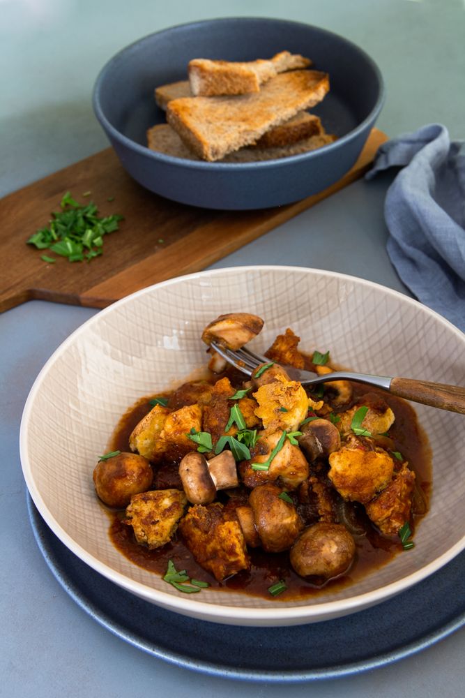 Rezeptbild: Veganes Tofu-Pilz-Gulasch mit veganer Rotweinbratensauce