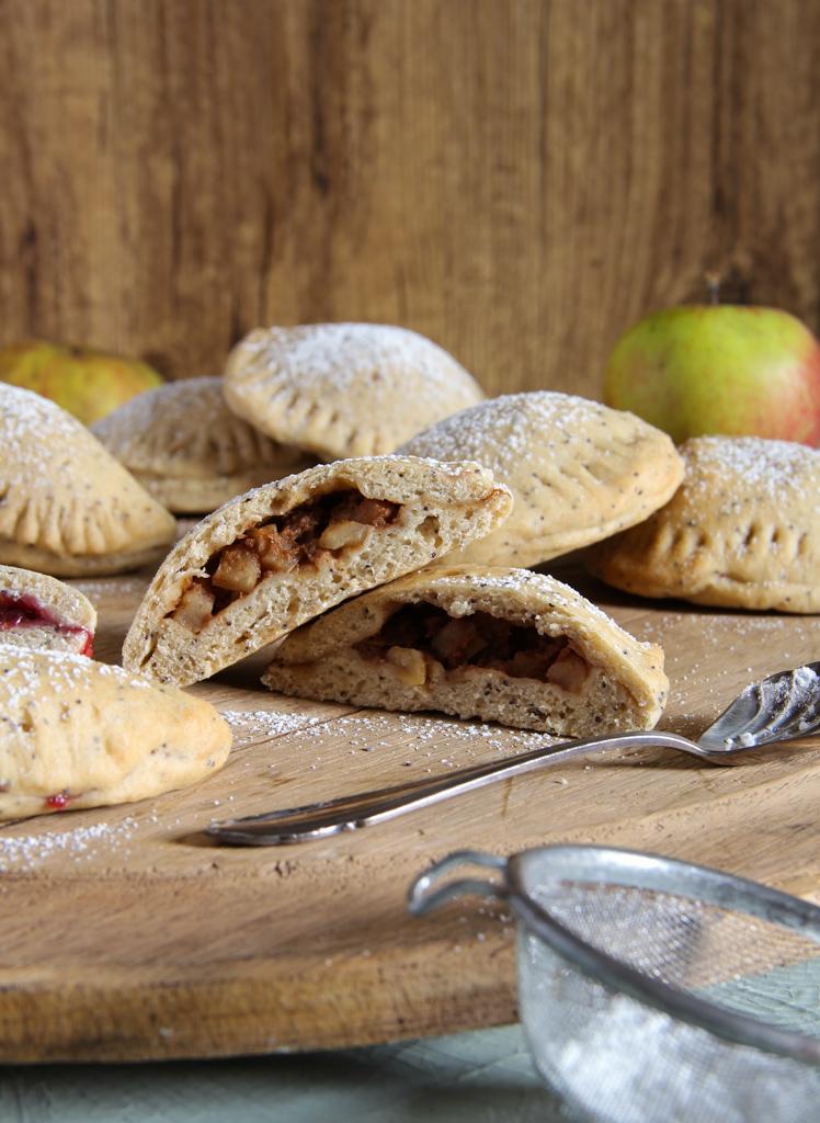 Rezeptbild: Vegane Apfel-Preiselbeer-Taschen mit Mohn