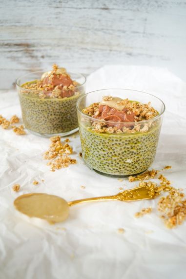 Rezeptbild: Grüntee Chiapudding mit Walnuss Nougat Sahne und Cashewmus