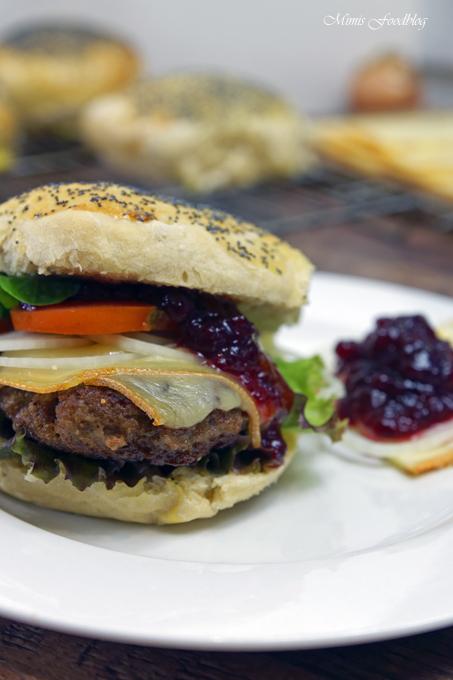 Rezeptbild: Raclette-Burger mit Preiselbeeren und selbst gebackenem Dinkel-Mohn-Bun