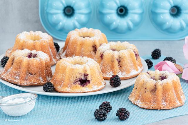 Rezeptbild: Quark-Gugelhupf mit Brombeeren