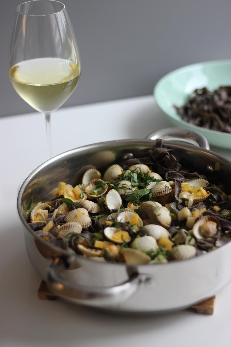 Rezeptbild: Schwarze Pasta mit Herzmuscheln im Mandarinen-Sud