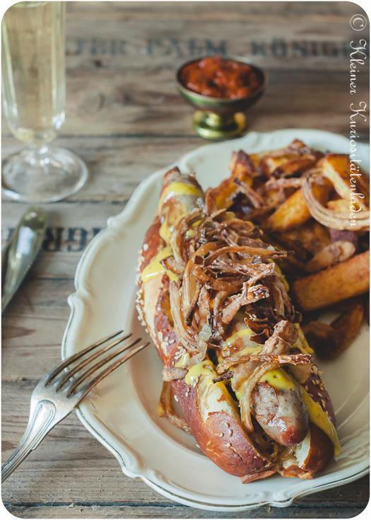 Rezeptbild: Hotdog mit Bockbiersauerkraut, Senfmayonnaise und Röstzwiebeln