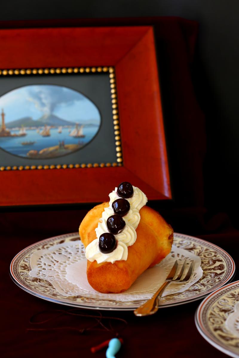 Rezeptbild: Babà napolitani con crema chantilly e amarene