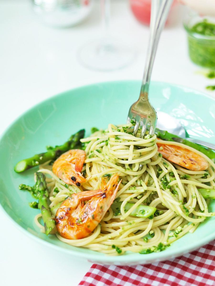Rezeptbild: Pasta mit Bärlauch-Pesto, grünem Spargel & Garnelen
