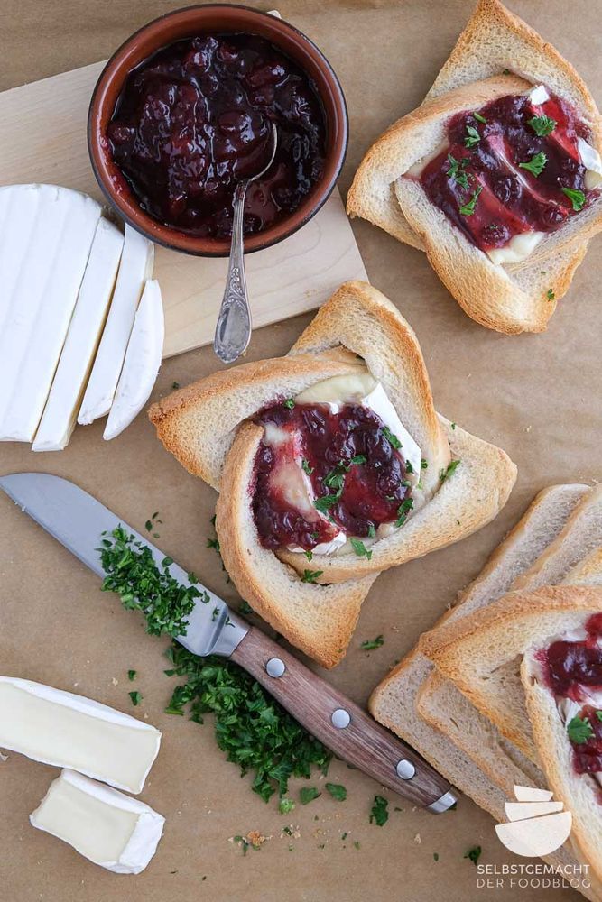 Rezeptbild: Überbackener Toast mit Camembert und Preiselbeeren (Twisted Toast)