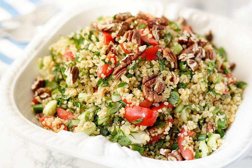 Rezeptbild: Bulgur-Salat mit frischen Kräutern und Zitrone