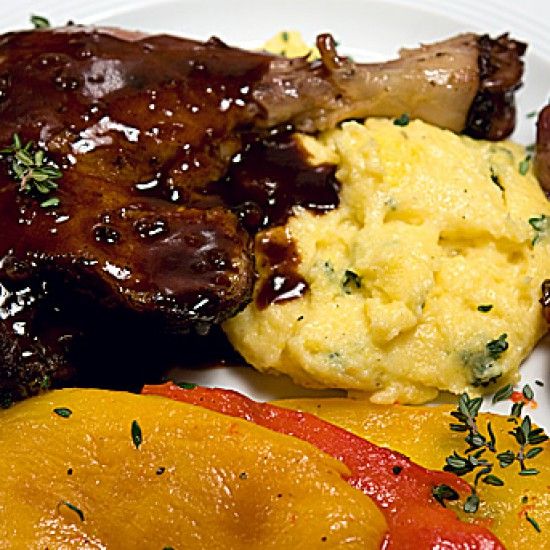 Rezeptbild: Entenkeulen mit Balsamico, Paprikagemüse und Thymianpolenta