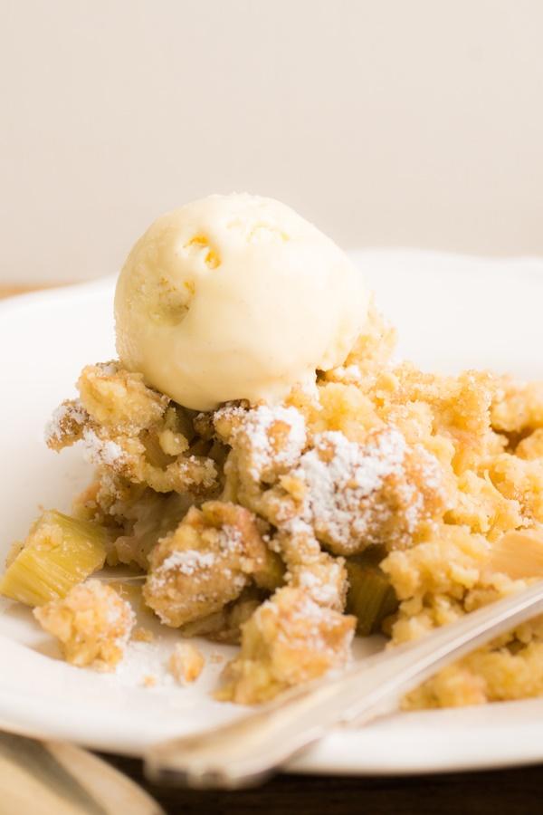 Rezeptbild: Rhabarber-Crumble