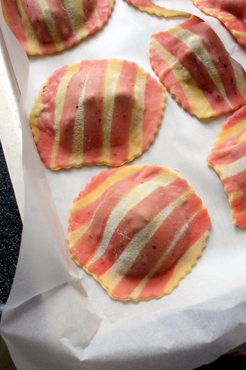 Rezeptbild: Selbstgemachte zweifarbige Ravioli mit Fleisch-Spinat Fuellung
