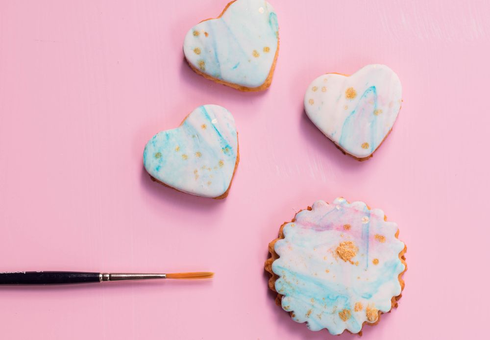 Rezeptbild: WATERCOLOR COOKIES MIT KOKOS IM BATIK LOOK