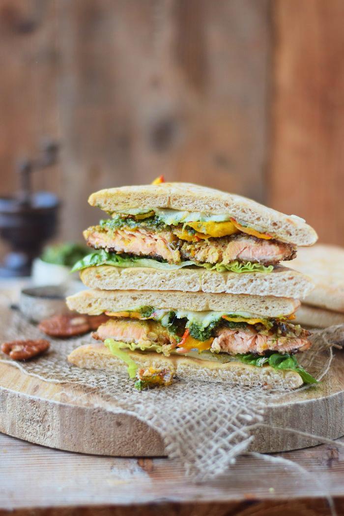 Rezeptbild: Ein Sandwich für Genießer: Knusperlachs, Pesto und Ofenkürbis 