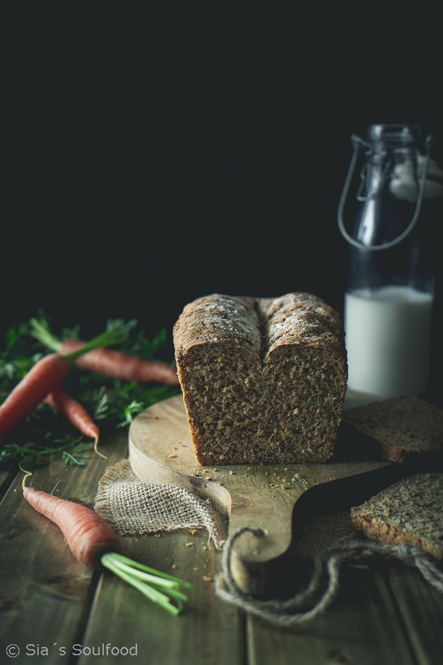 Rezeptbild: Frühlings-Vollkornbrot mit Möhren und Samen