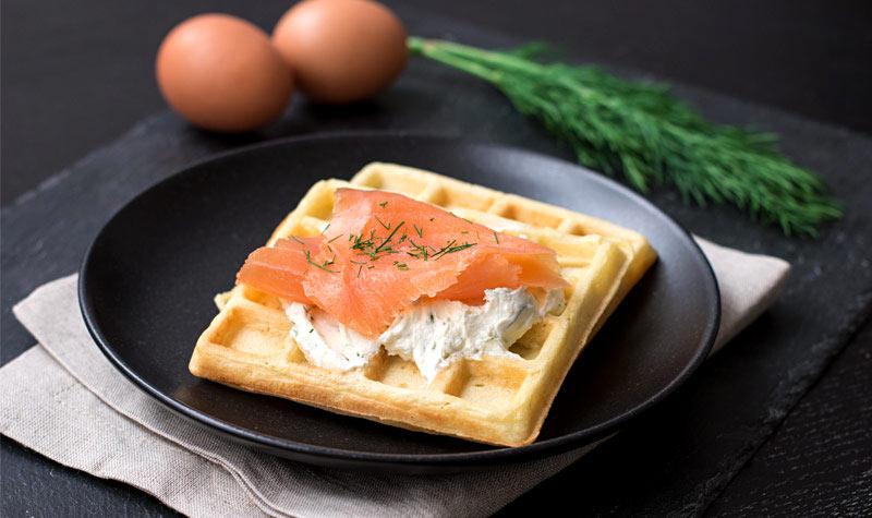 Rezeptbild: Waffeln mit Lachs und Frischkäse