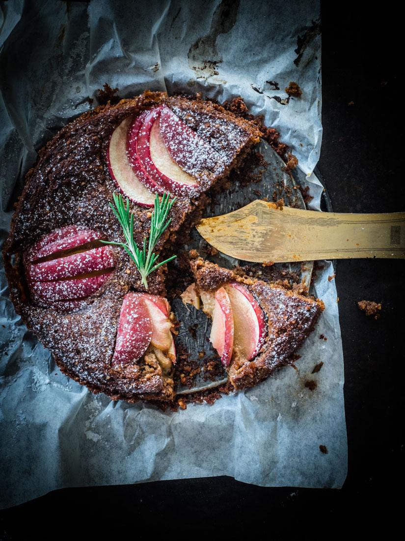 Rezeptbild: Buttriger Apfelkuchen mit Rosmarin und Scotch Karamell 