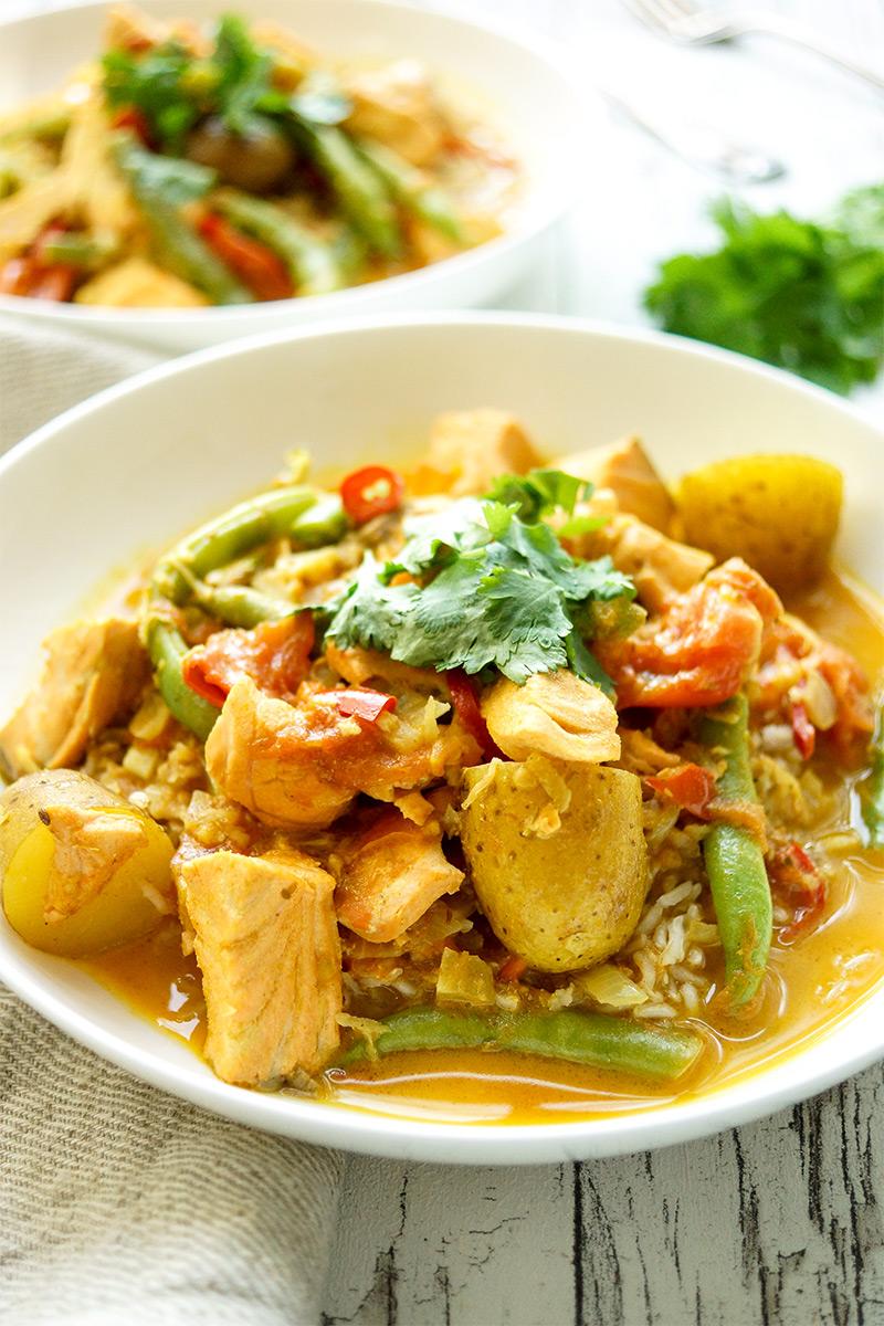 Rezeptbild: Lachsfilet in Kokos-Curry mit grünen Bohnen & Kartoffeln