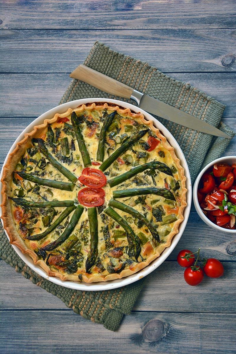 Rezeptbild: Spargelquiche mit Tomaten und Basilikum