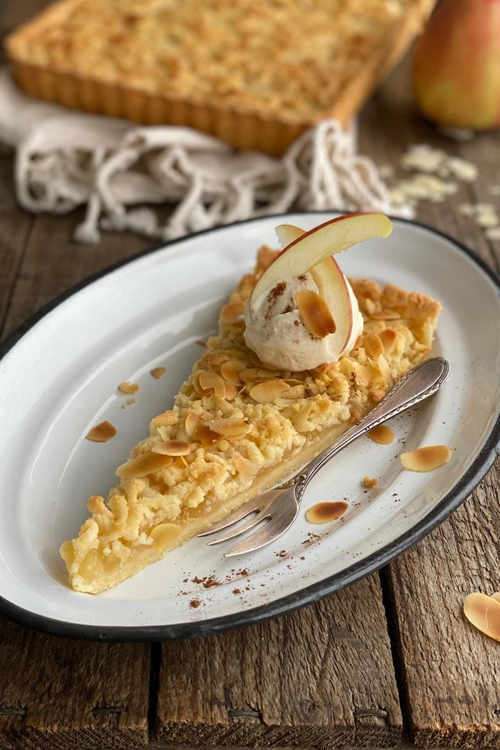 Rezeptbild: Knusprige Apfel Tarte mit Vanilleeis