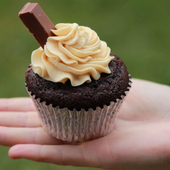 Rezeptbild: KitKat Cupcakes mit Karamell Frosting