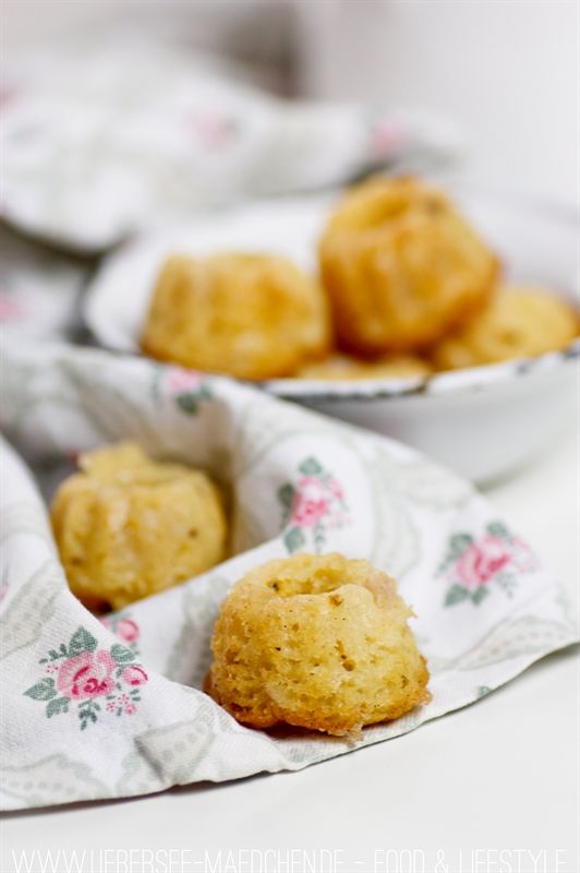 Rezeptbild: Mini-Gugl mit Rhabarber-Marzipan oder Eierlikör