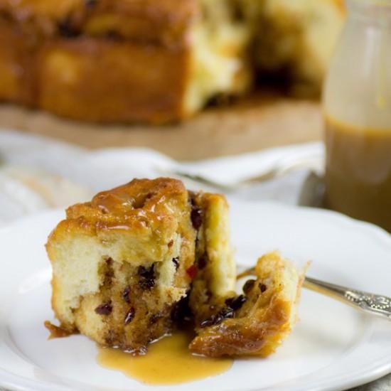 Rezeptbild: Heferollen mit Schokolade, Cranberries und Karamellsauce