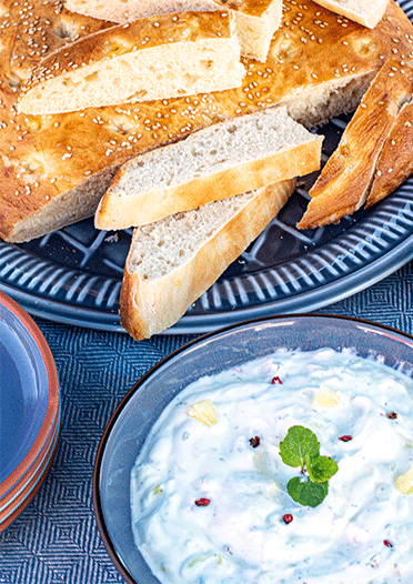Rezeptbild: Limetten-Minze-Joghurt-Dip mit ofenfrischem Fladenbrot