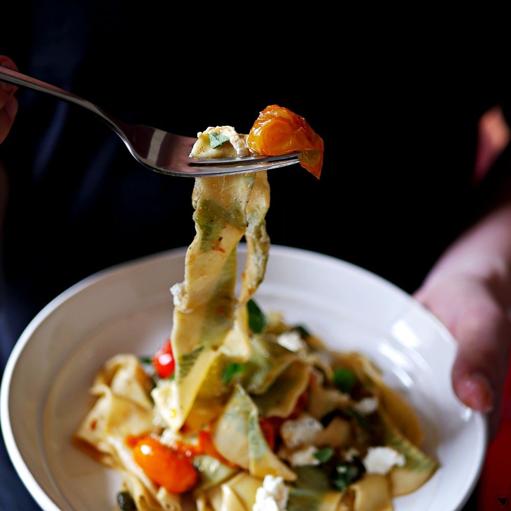 Rezeptbild: Selbstgemachte Pappardelle mit Tomaten, Kapern und Ziegenkäse