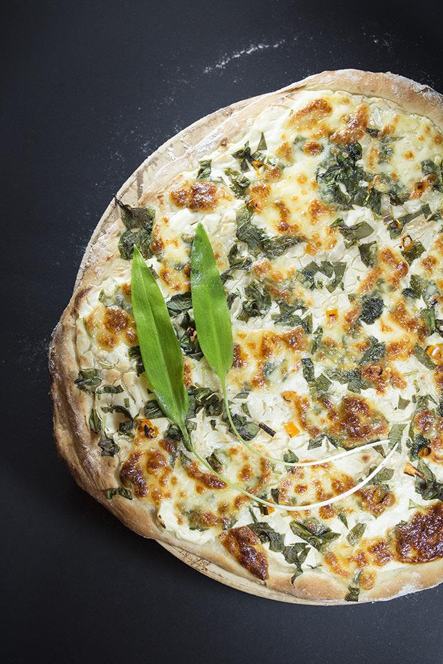 Rezeptbild: Pizza Bianca mit reichlich Bärlauch