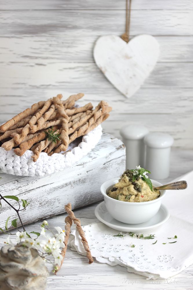 Rezeptbild: Handgerollte Kräuter-Dinkel-Grissini mit Bohnen-Basilikum-Dip