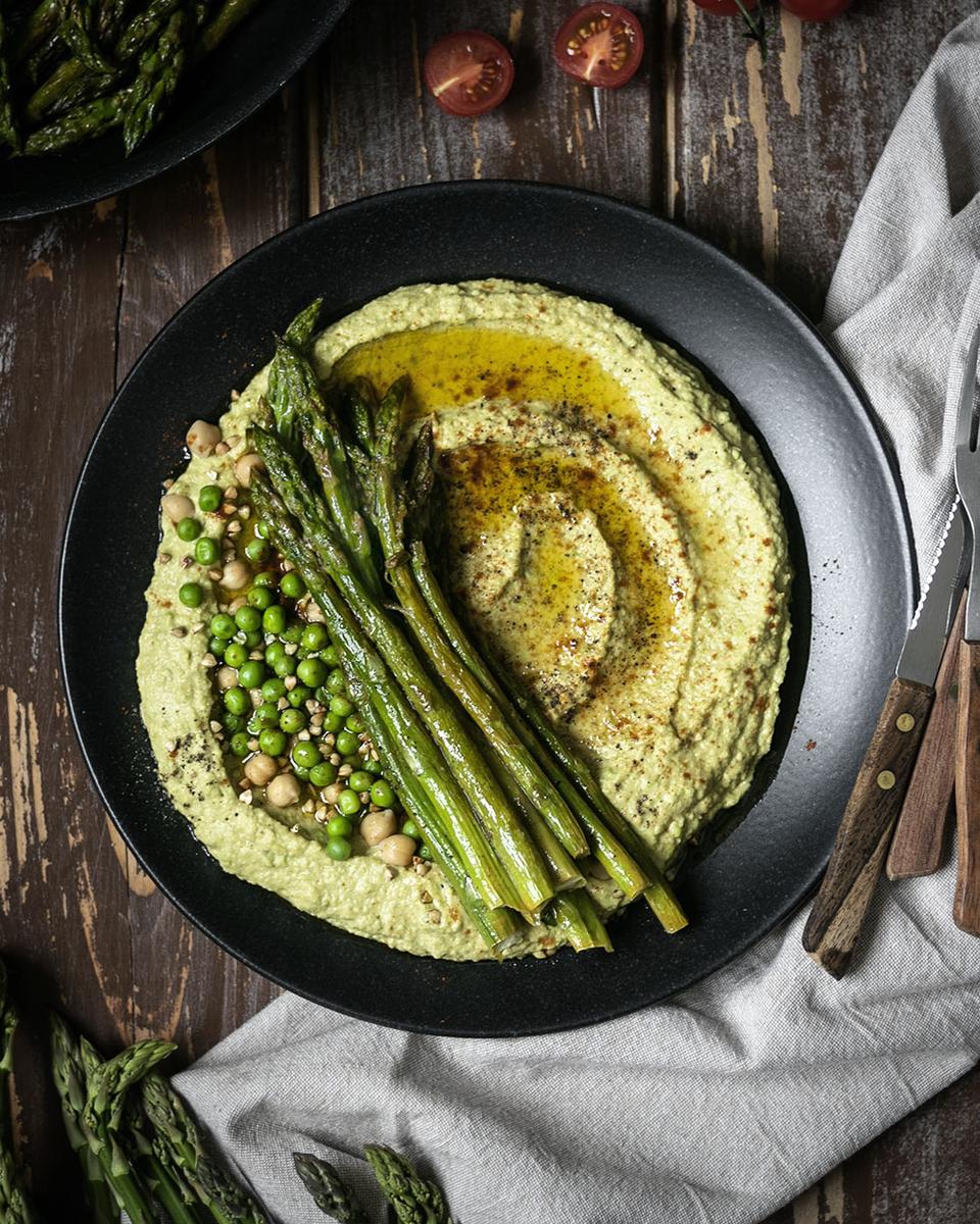 Rezeptbild: Erbsen-Hummus mit gebratenem grünen Spargel