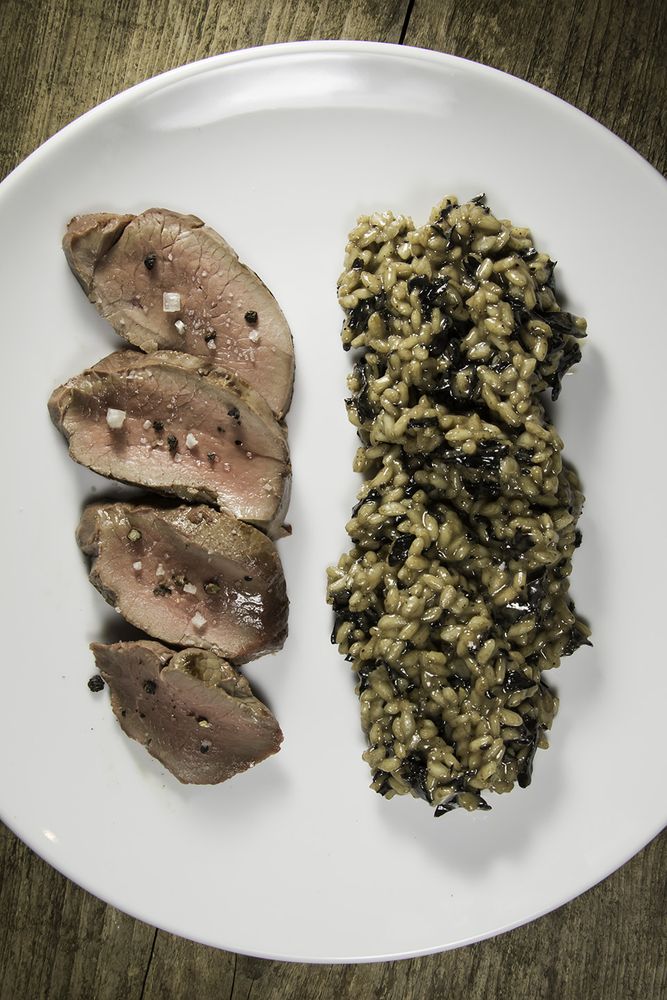 Rezeptbild: Risotto mit getrockneten Totentrompeten und Hirschsteak