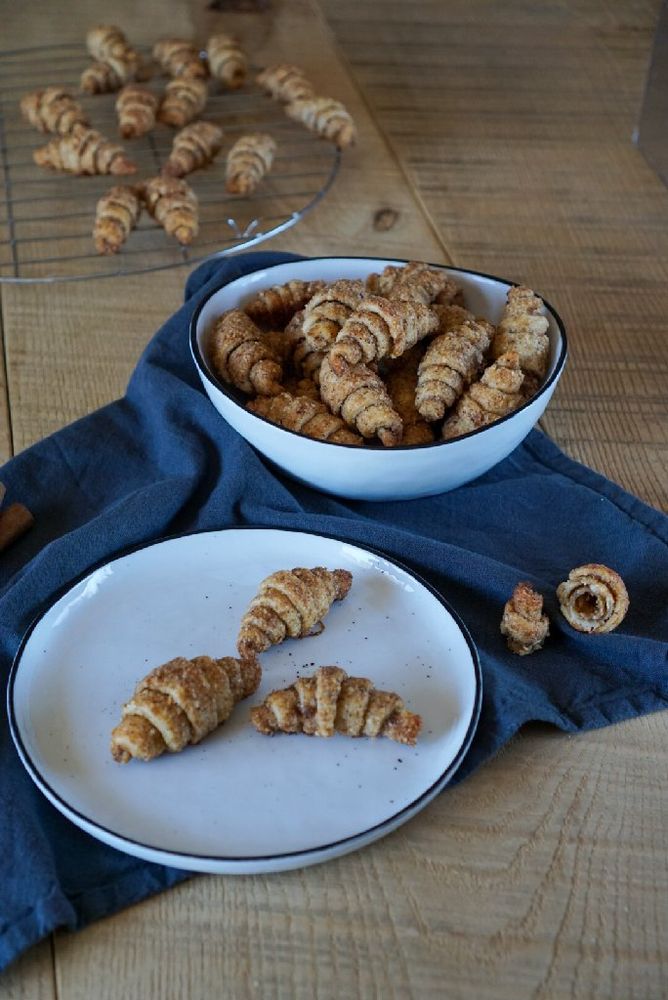 Rezeptbild: Knusprige Mandelhörncen mit Zimt