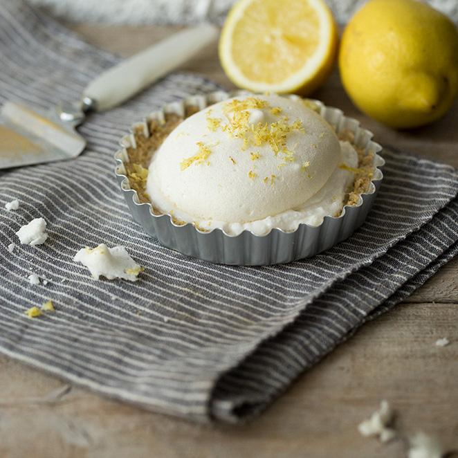 Rezeptbild: Vegane Kokos-Zitronen-Törtchen mit Baiser