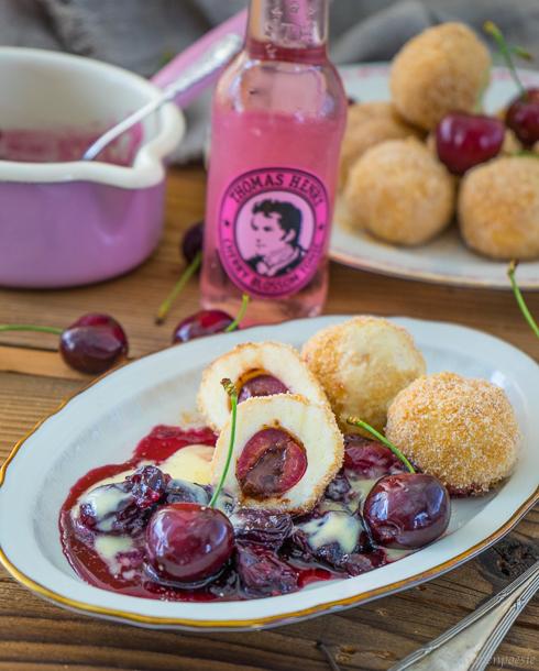 Rezeptbild: Topfen-Kirsch-Knödel mit Schokoladenkern und Kirschsauce