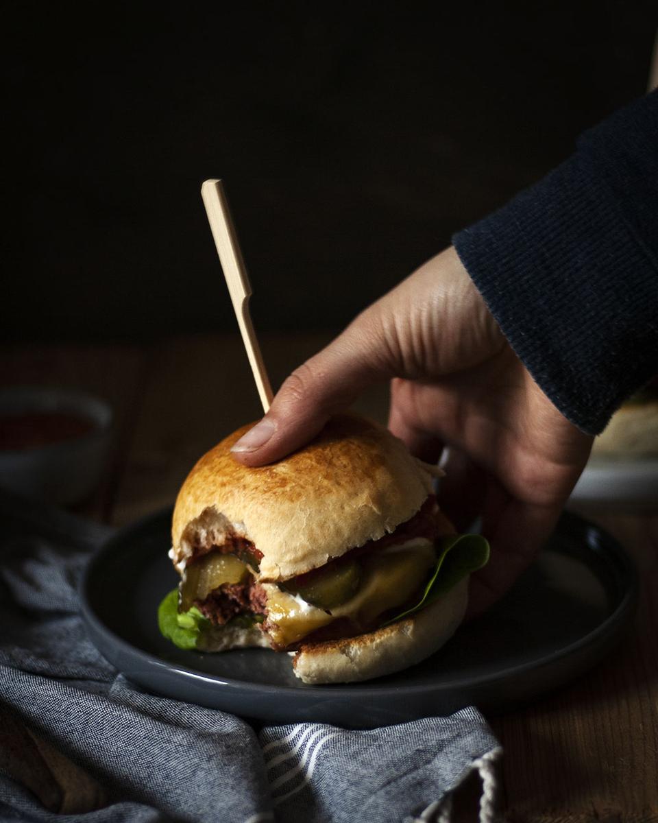 Rezeptbild: Vegane Burgerbrötchen – weich & fluffig