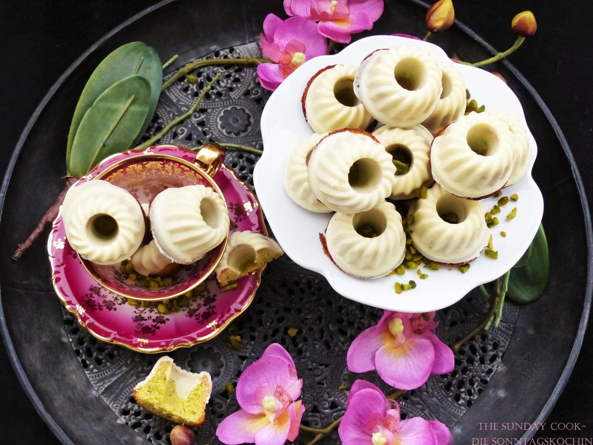 Rezeptbild: Pistazien Rum Mini Gugl mit weißem Kleid 