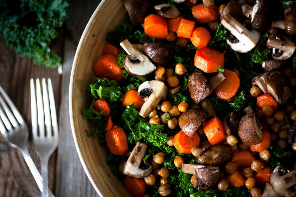 Rezeptbild: Grünkohlsalat mit gerösteten Kichererbsen