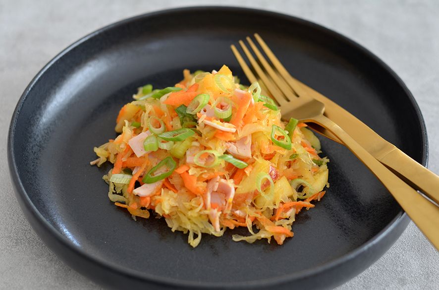 Rezeptbild: Sauerkrautsalat mit Apfel, Möhre und Kasslerschinken
