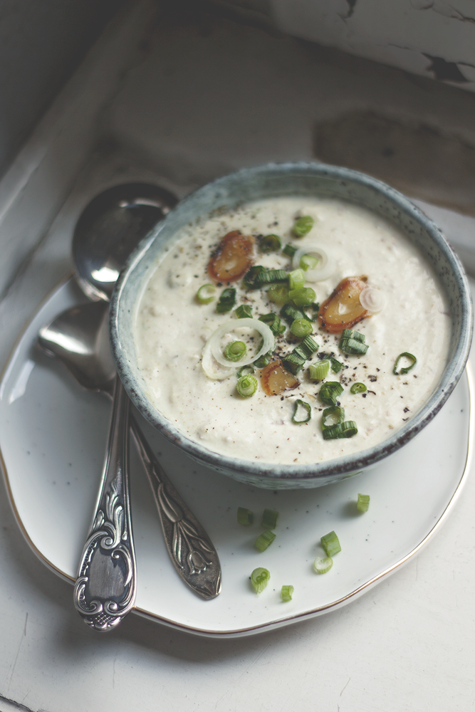 Rezeptbild: Dattel-Dip mit Knoblauch und Frühlingszwiebeln