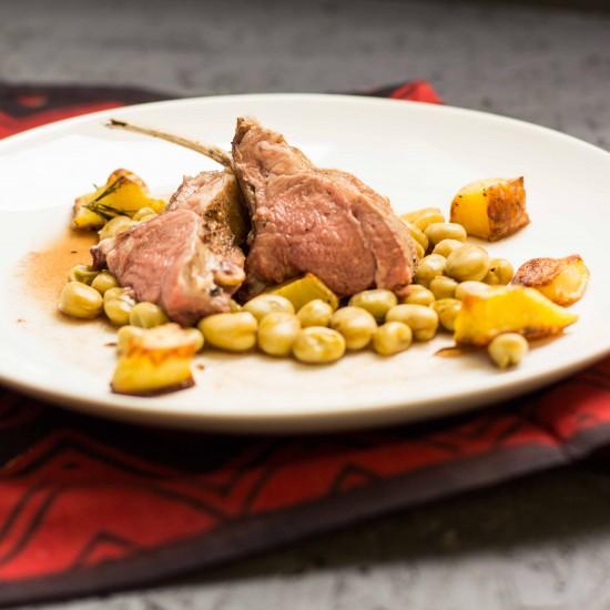 Rezeptbild: Lammkarree mit Bohnen-Scharlotten-Gemüse und Rosmarinkartoffeln