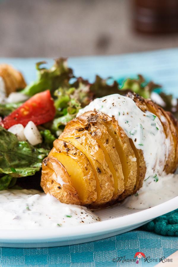 Rezeptbild: Fächer-Ofenkartoffel mit Kräuterquark