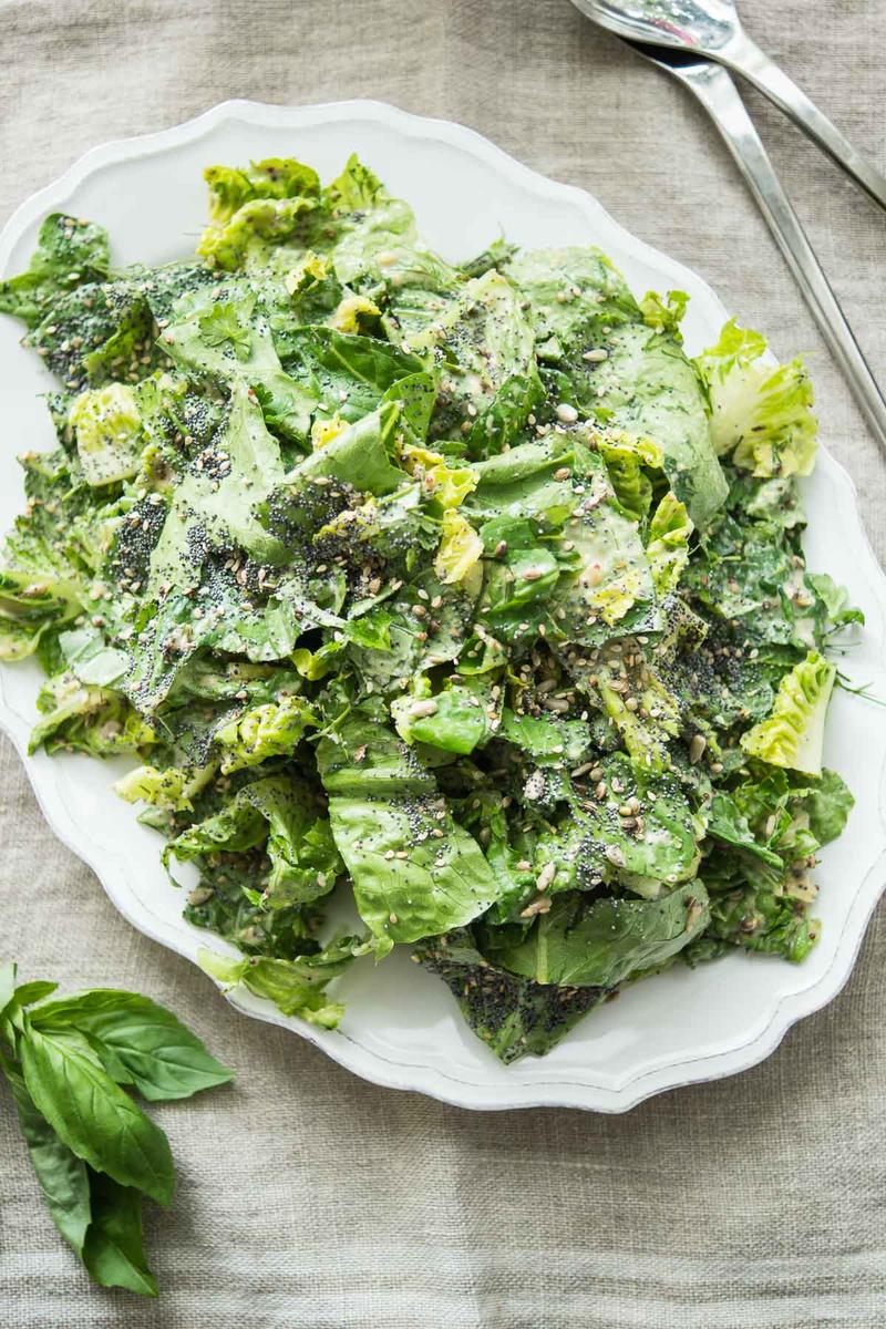 Rezeptbild: Veganer Caesar Salad mit Tahini-Dressing und gemischten Körnern