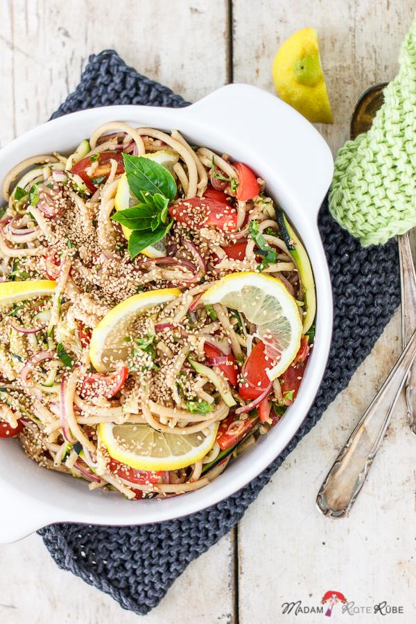 Rezeptbild: Sommer-Nudelsalat mit Zucchini und Sesamsauce