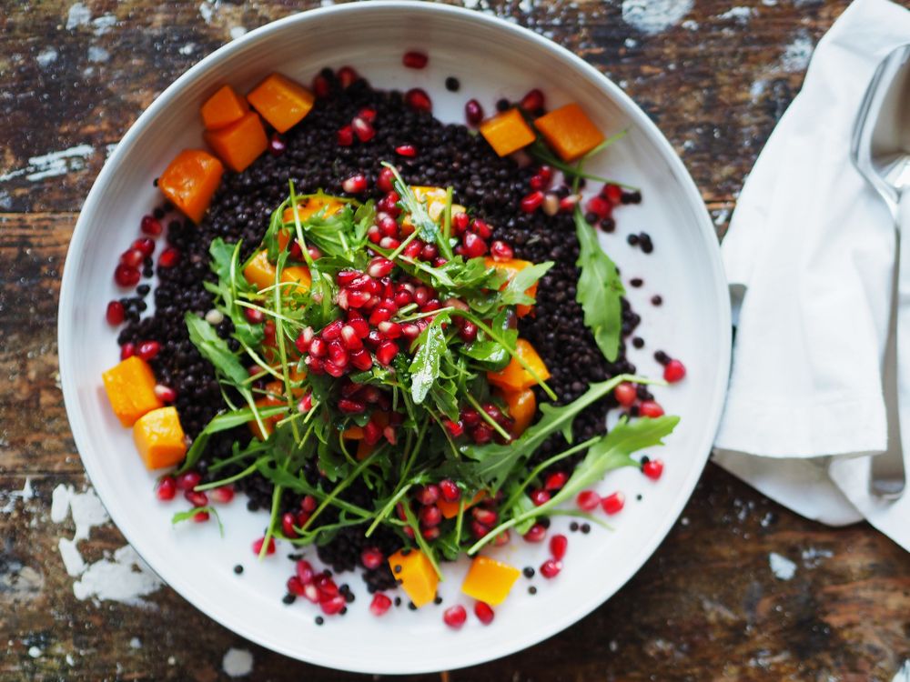 Rezeptbild: Belugalinsen-Salat mit Butternut, Granatapfel und Rauke